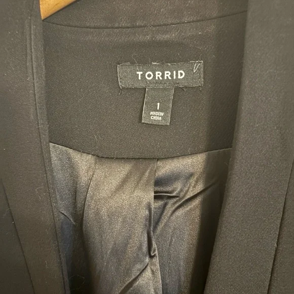Black Torrid Blazer, Ruched Sleeves, Size 1. - Picture 1 of 6